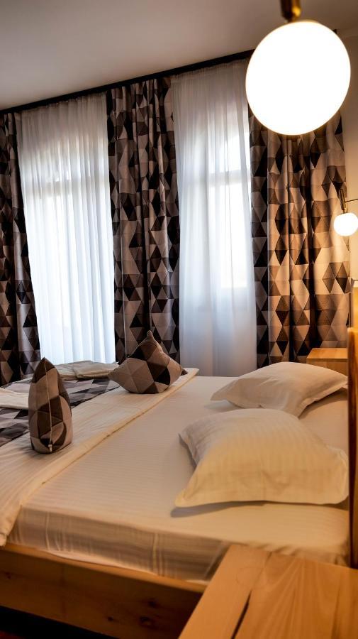 Bed and Breakfast Conacul Olarilor Baia de Fier Esterno foto