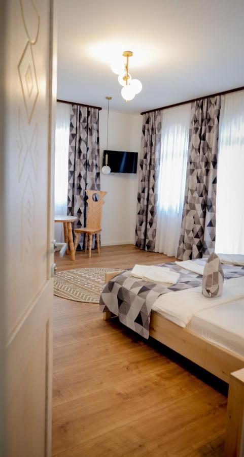 Bed and Breakfast Conacul Olarilor Baia de Fier Esterno foto