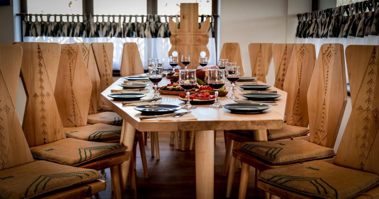 Bed and Breakfast Conacul Olarilor Baia de Fier Esterno foto